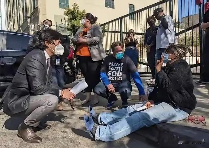 美国近7成流浪汉曾是中产的热搜数据，撕开了“美国梦”的温情面纱，暴露了其社会结构