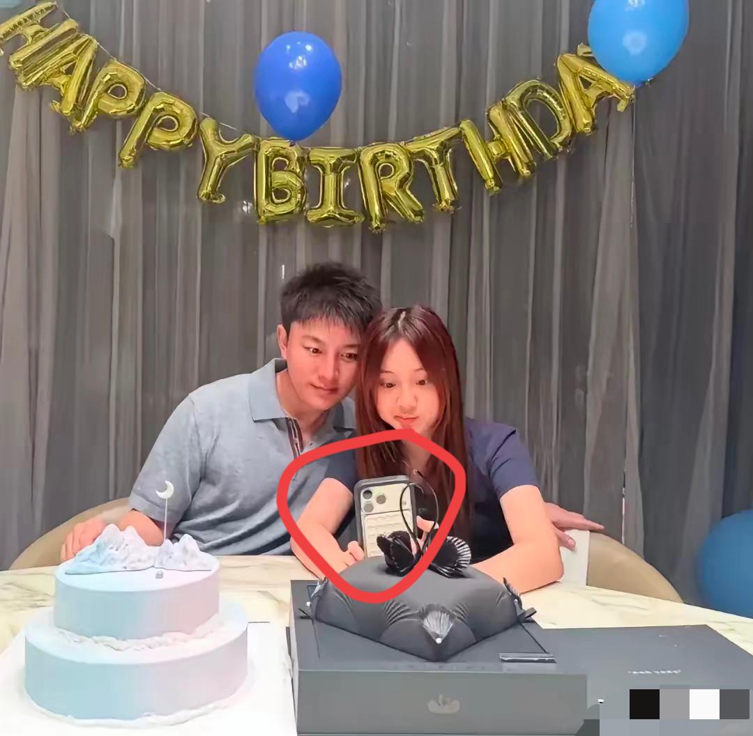 贾乃亮女儿用的是什么牌子手机，应该挺贵的吧