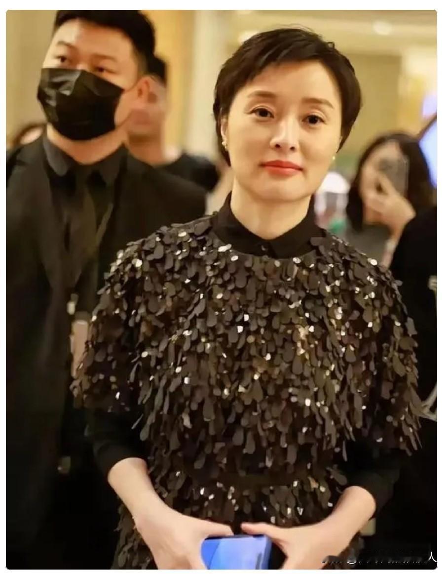 有人问53岁不婚不育的吴越，老了谁养？她直接回：结婚没啥可骄傲，不结婚也不丢人。