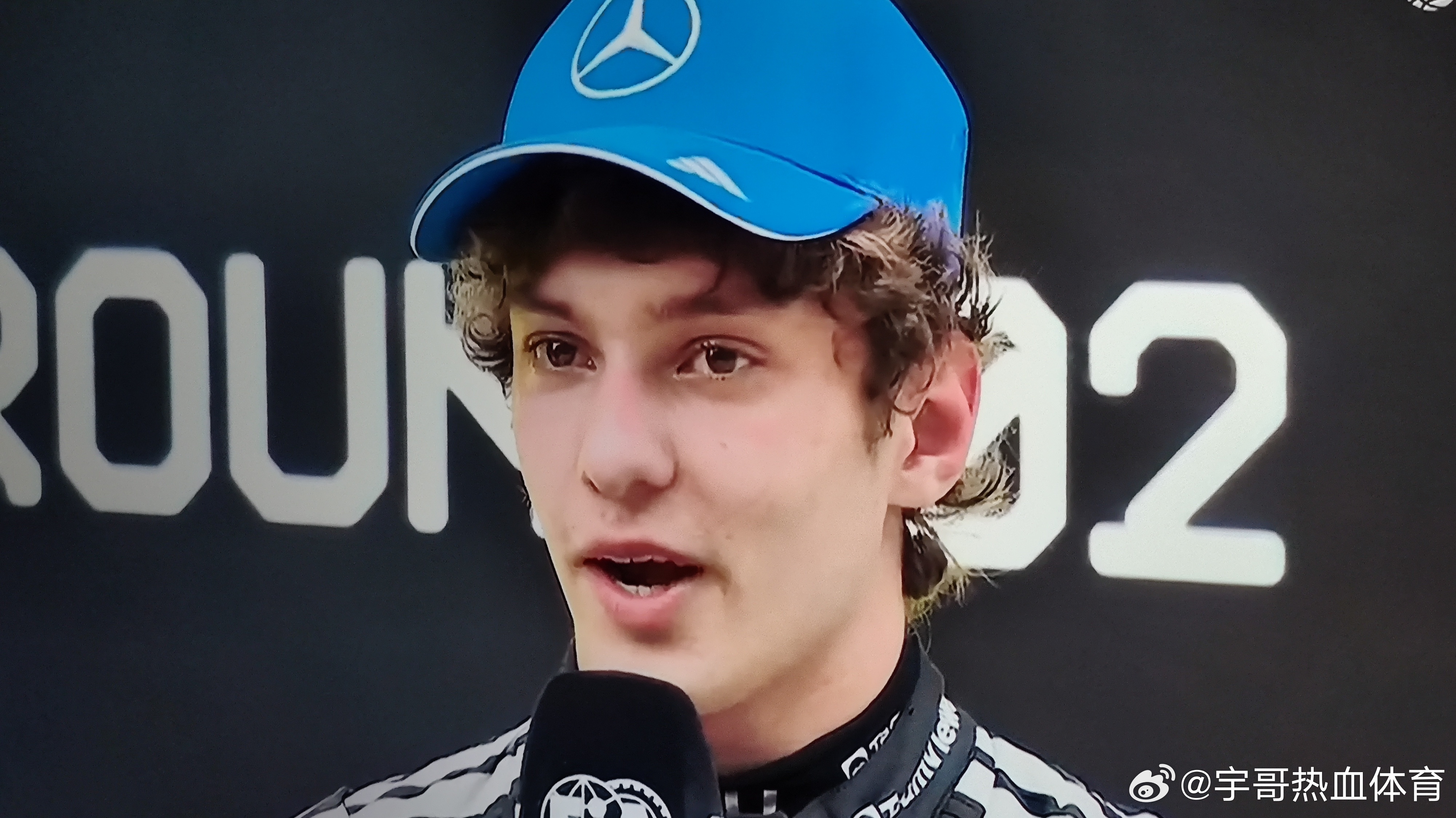 喜极而泣！19岁意大利车手安东内利拿到职业生涯首个分站冠军，接受采访的时候，泪洒