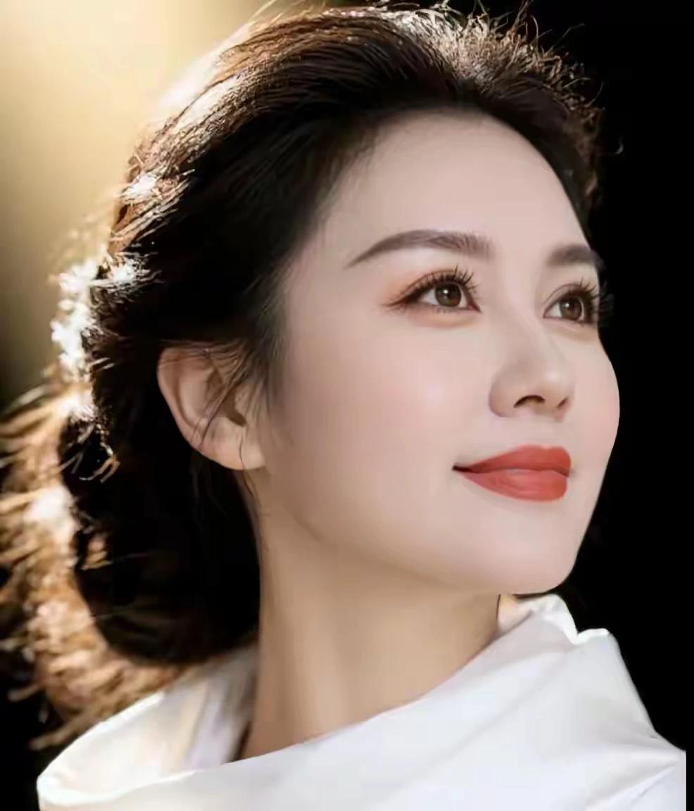 岁月留香倩影柔，
 几多甘苦不言愁。
 青丝白发皆欢喜，
享受人生无烦忧。