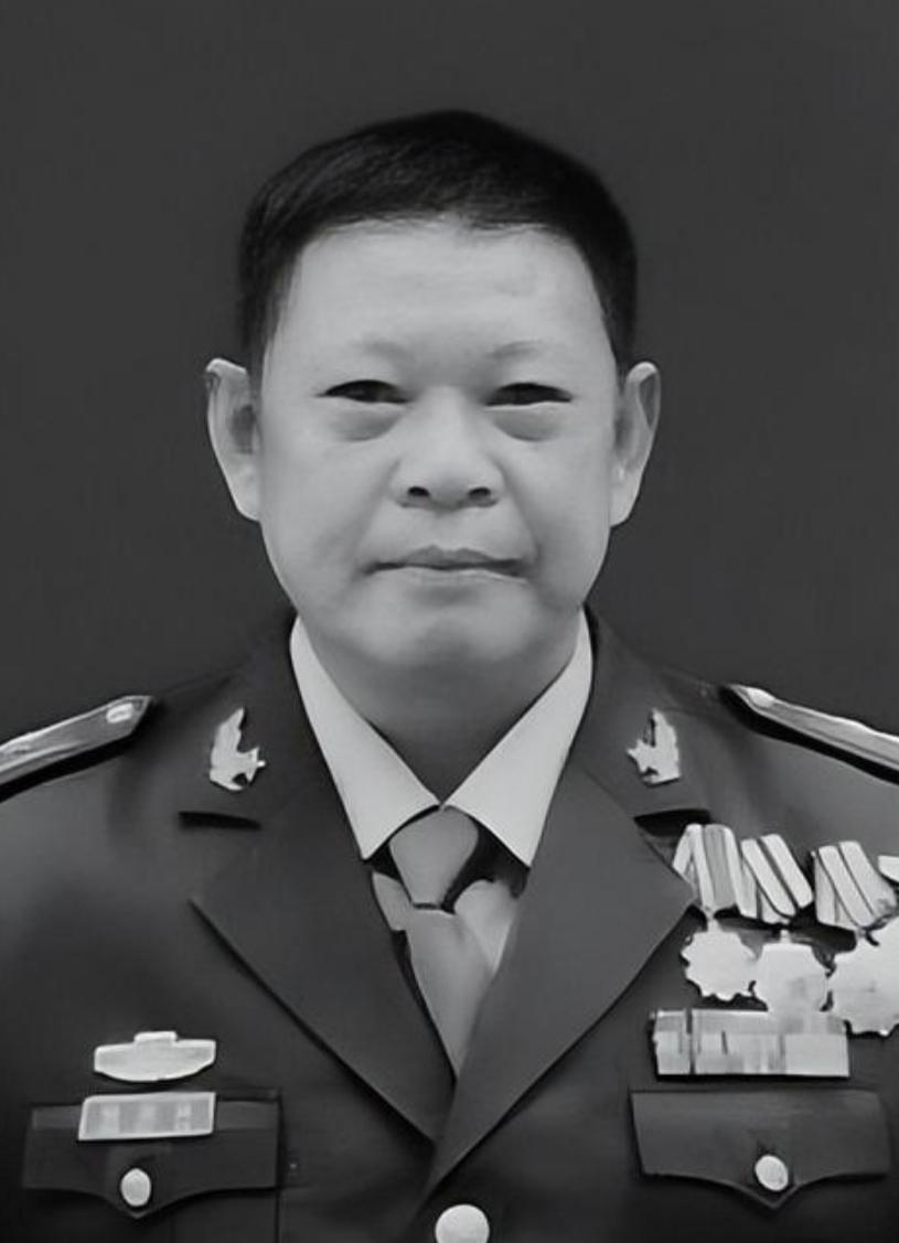 杨国跃， 1981年10月入伍，1984年8月加入中国共产党。曾在某部队八连任班