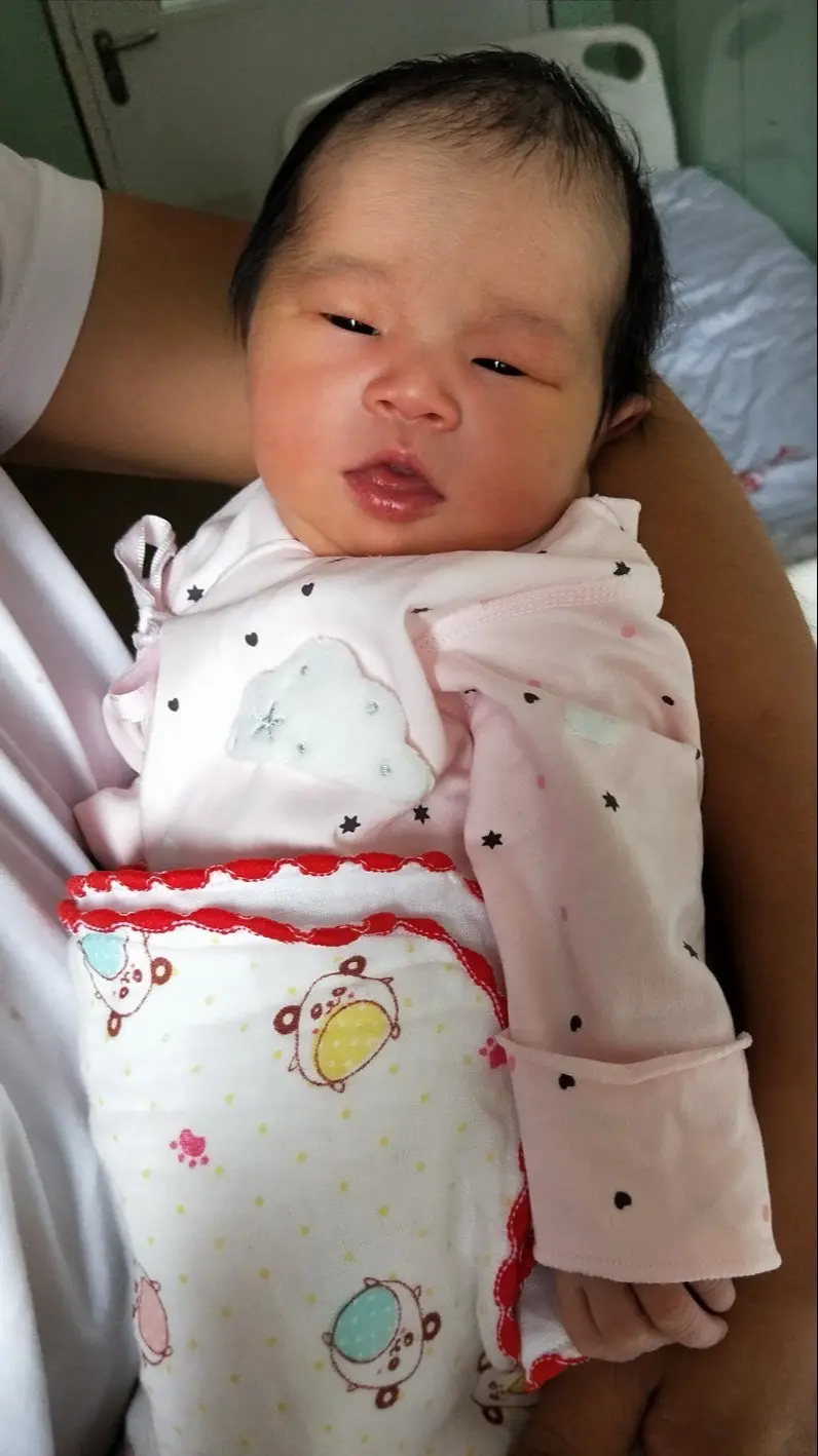 母爱是一场得体的退出 第一次退出是剪断脐带的时候 第二次退出是断奶的时...