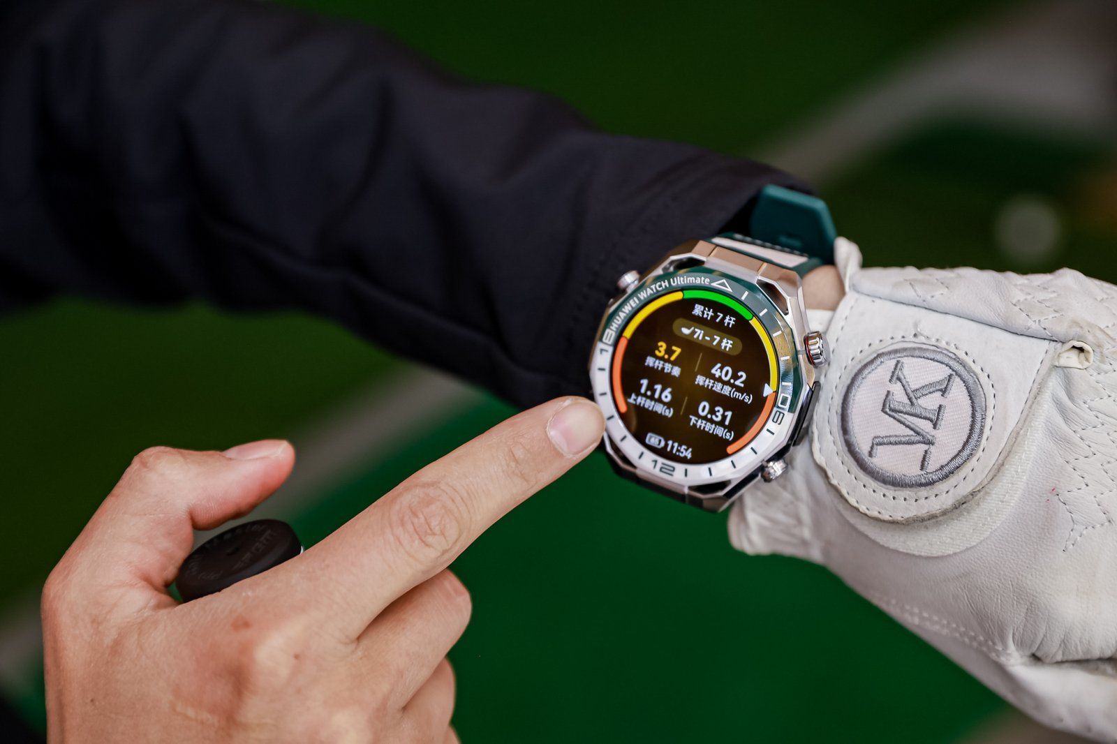 余总和小尼在AWE直播里的余承东帮小尼找高尔夫球教练环节，堪称整场的高光时刻。本