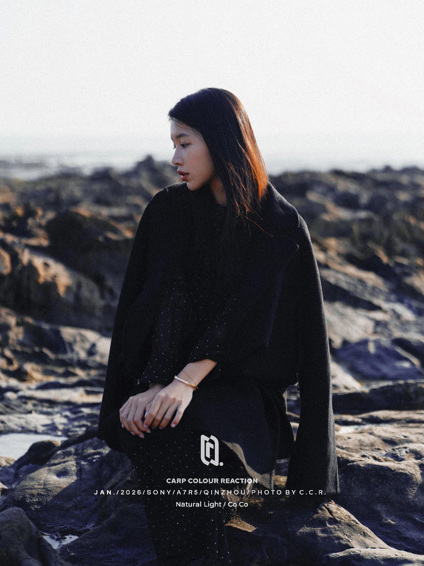 冬天的海边就适合拍点情绪片！情绪很棒的模特就要拍眼神，拍好一个细节就行！