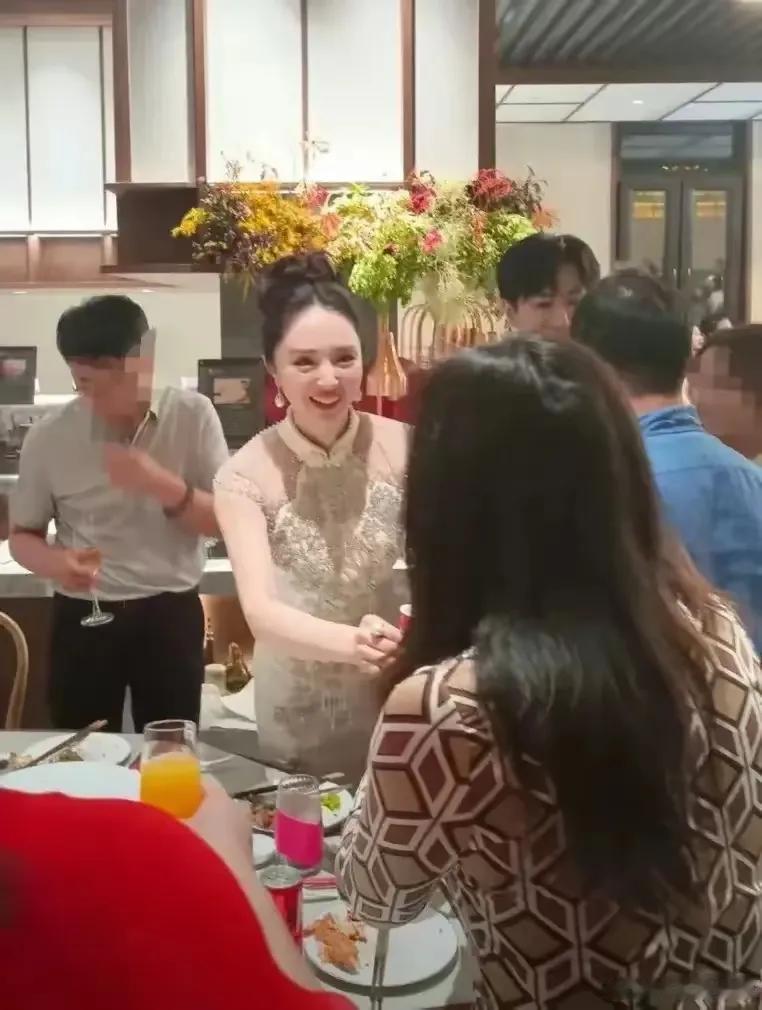 董璇二婚婚礼现场曝光，看到了佟大为老婆关悦。唉，跟前夫复婚多好，男的小六岁又是头