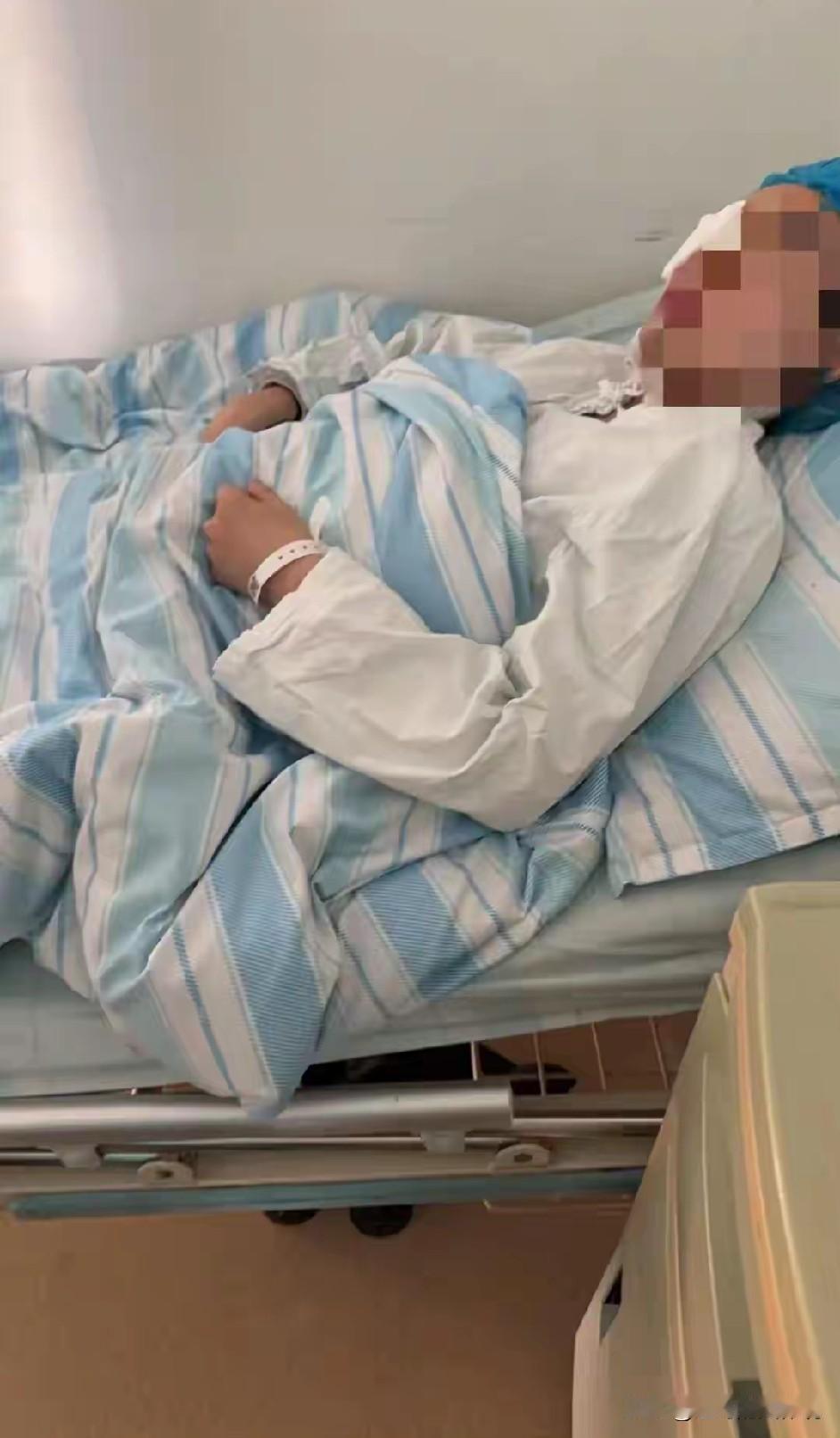 浙江瑞安，42岁的英语女老师，课间本班一男一女两个学生打架，她两次上前劝架劝架，