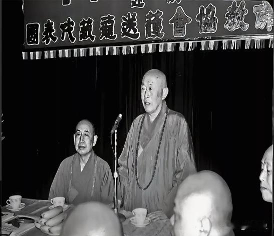 1949年10月1日，天安门城楼万众瞩目。军装、礼服、长衫汇聚的人群里，一袭朴素