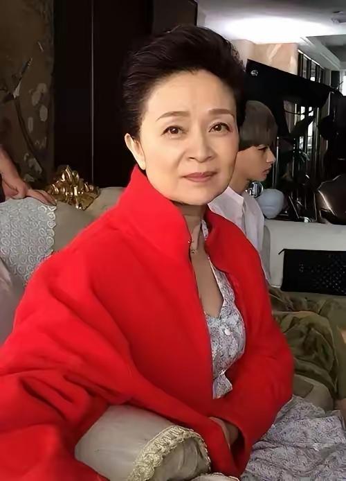 东京港区一套能望见东京塔的高级公寓里，刘莉莉已经独自住了二十多年。房子宽敞明亮，