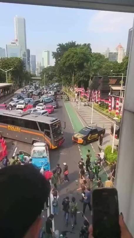 印尼首都大规模暴乱，走向越来越奇怪，会再演变成排华暴乱吗？

麻烦看官老爷们右上