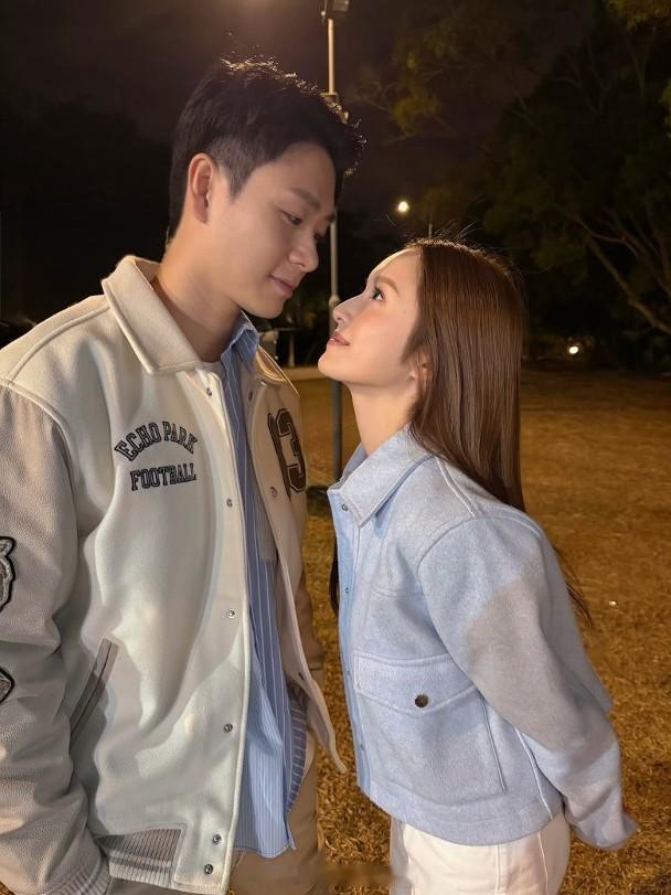 TVB小花邝洁楹(Judy)在2025年最后一日晒与艺人焦浩轩脸对脸情深合照，留