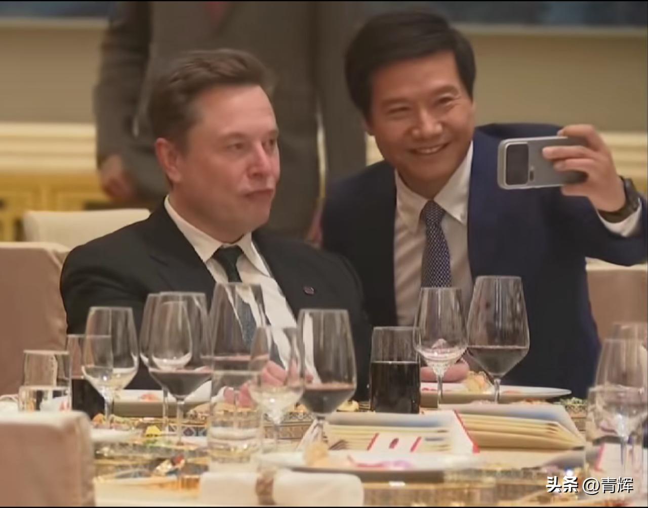 很显然，在这次晚宴上马斯克最想见的并不是雷军
14号当天晚上，我国举行了国宴，专