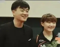 陈梦曾经亲口告诉佟大为说，自己管黄晓明的奶奶叫姨奶奶。这说明陈梦与黄晓明还真的属