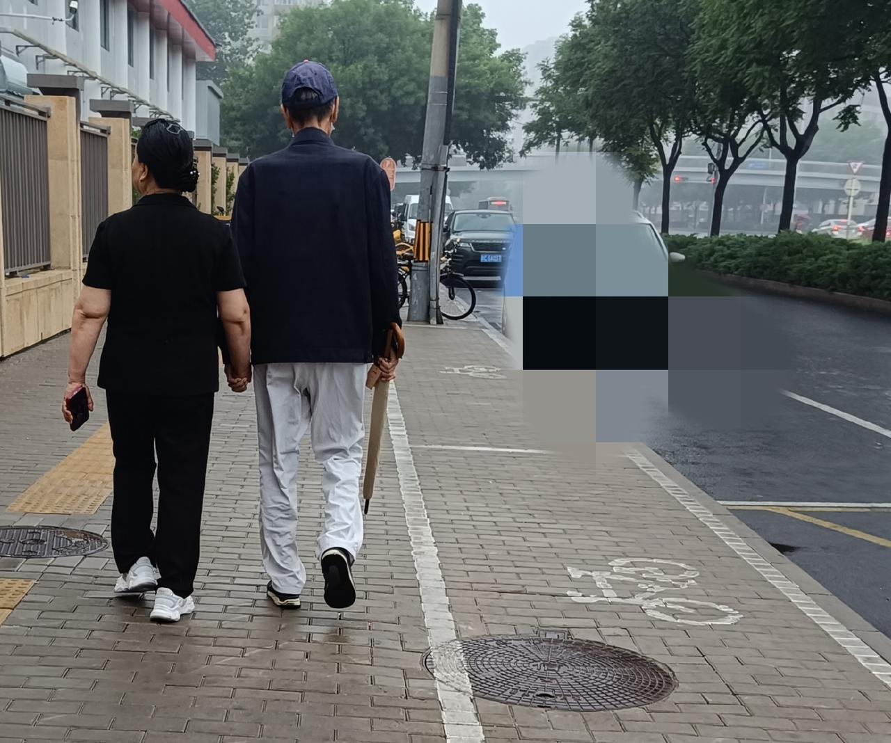 真让人羡慕啊，这样的年龄了还能这样，真的是伉俪情深啊，看到这样的情景，真的特别羡