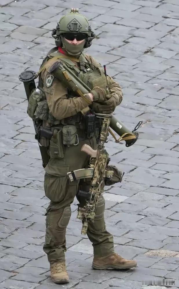 俄罗斯红场阅兵时的安保人员可以武装到牙齿来形容。
