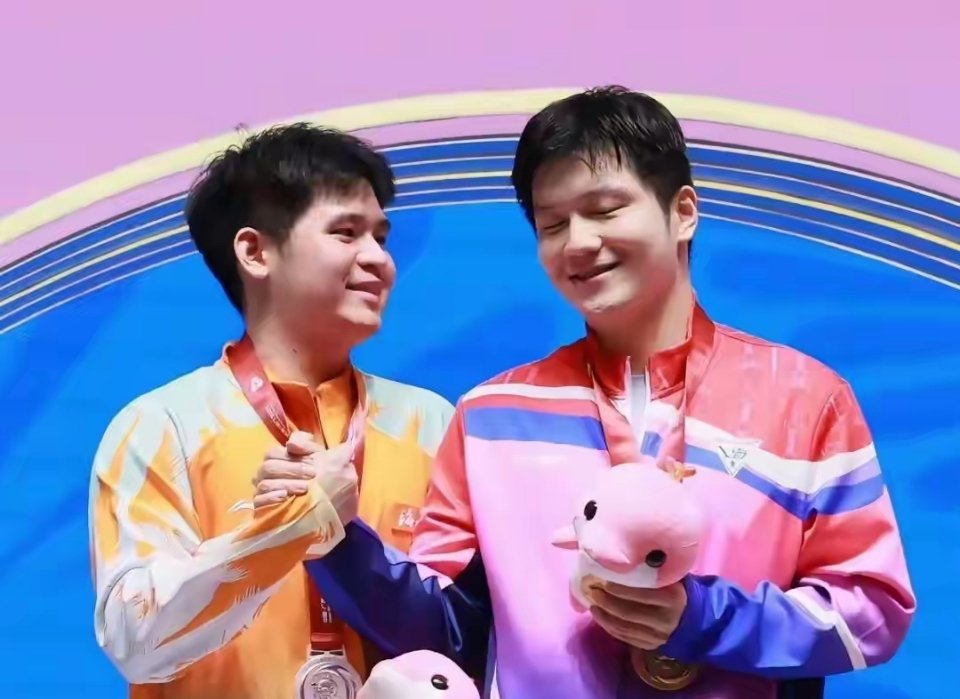 这位摄像师简直是预言家！快把“最佳捕捉奖”颁给他！谁能想到，一个不经意的瞬间，竟