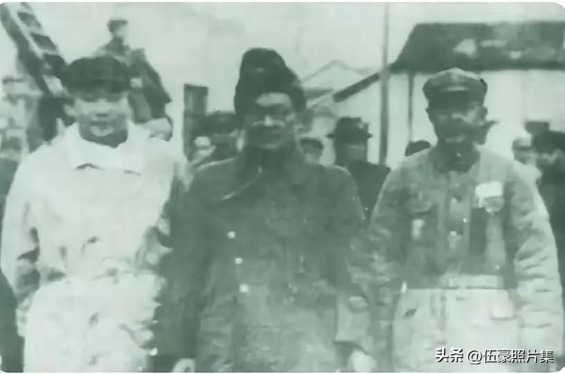 1949年11月，湖南军区司令员兼湖南军政委员会代主任萧劲光（左一）在长沙火车站