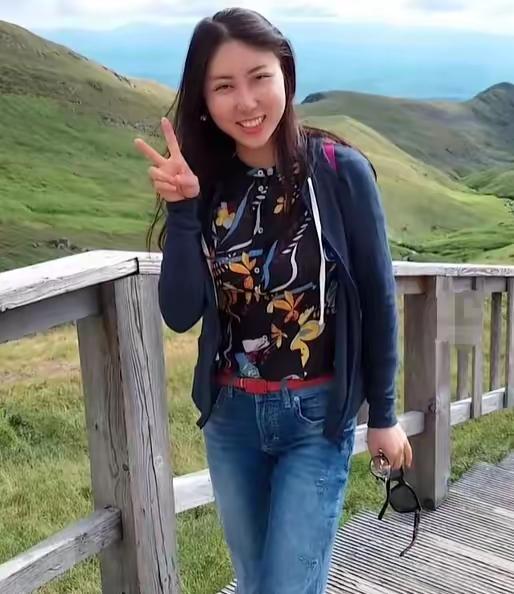 贾浅浅学位、职称全被撤销，这事尘埃落定之后，全网都在聊后续影响，可我觉得最该被夸