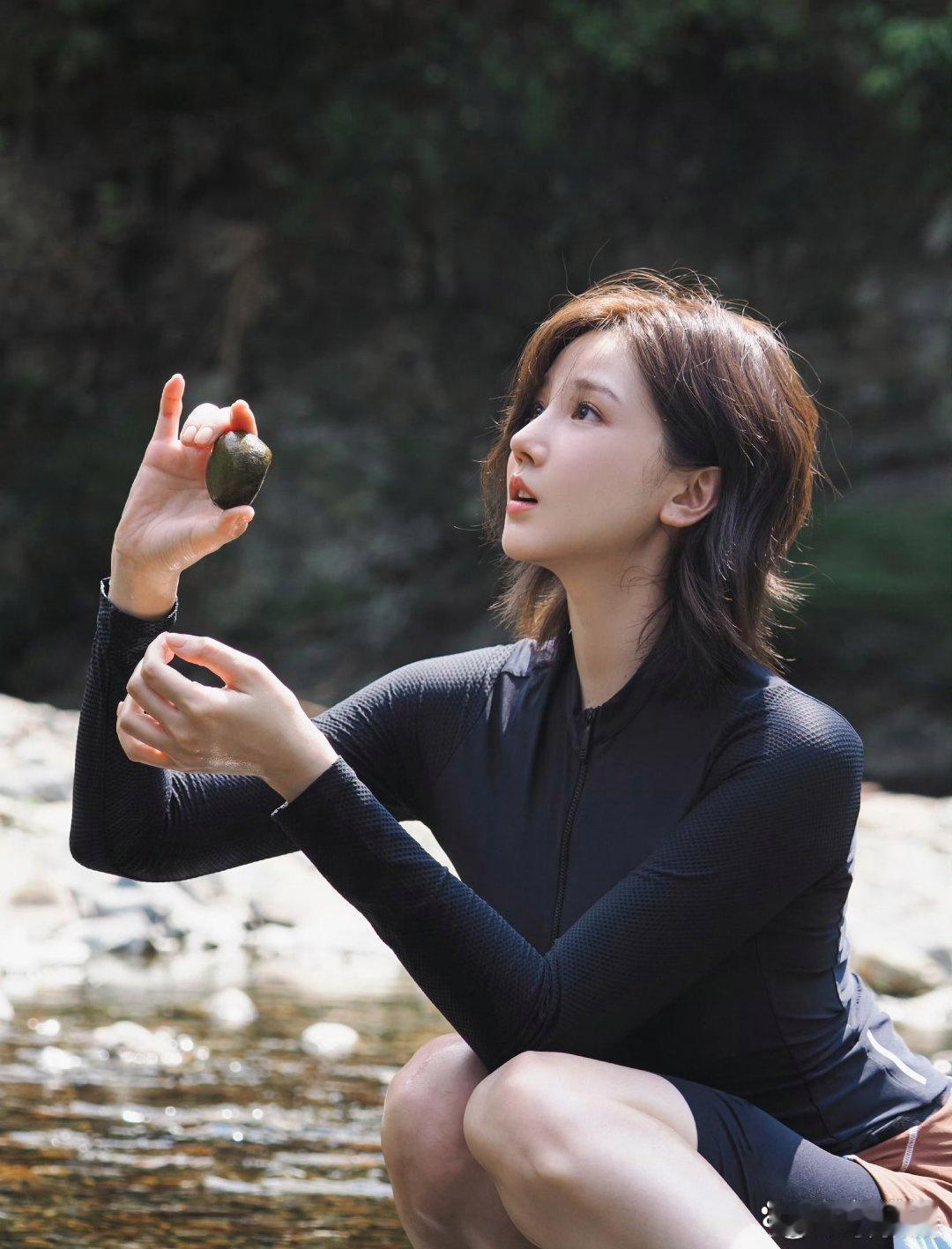陈小纭的造型引人注目，紧身衣完美勾勒出了她的迷人曲线。她的时尚选择，让人不禁为之