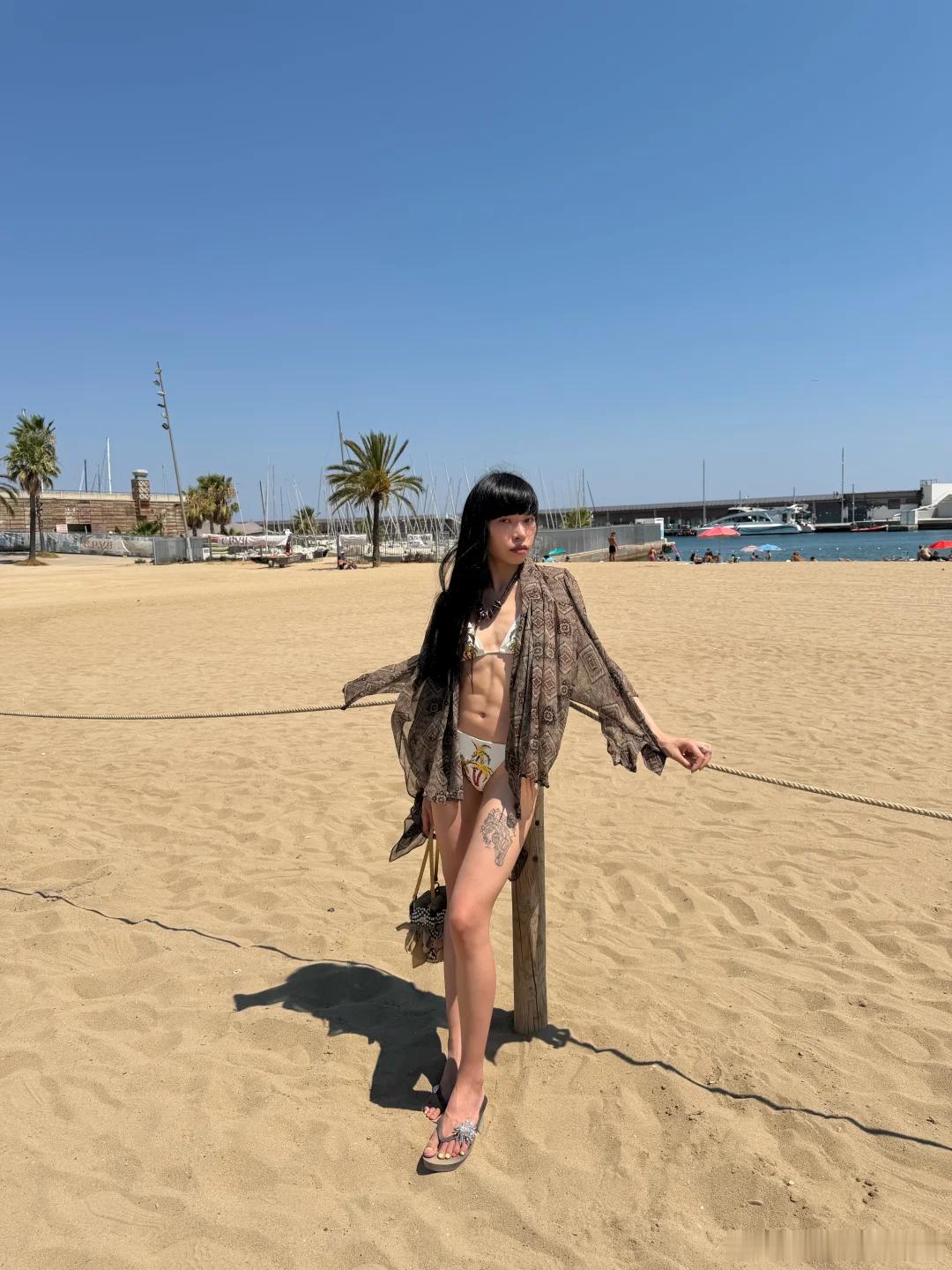 咸湿海风和毒辣日光都是夏天的气味🫶海边正常穿搭无不良引导🏝️ 
