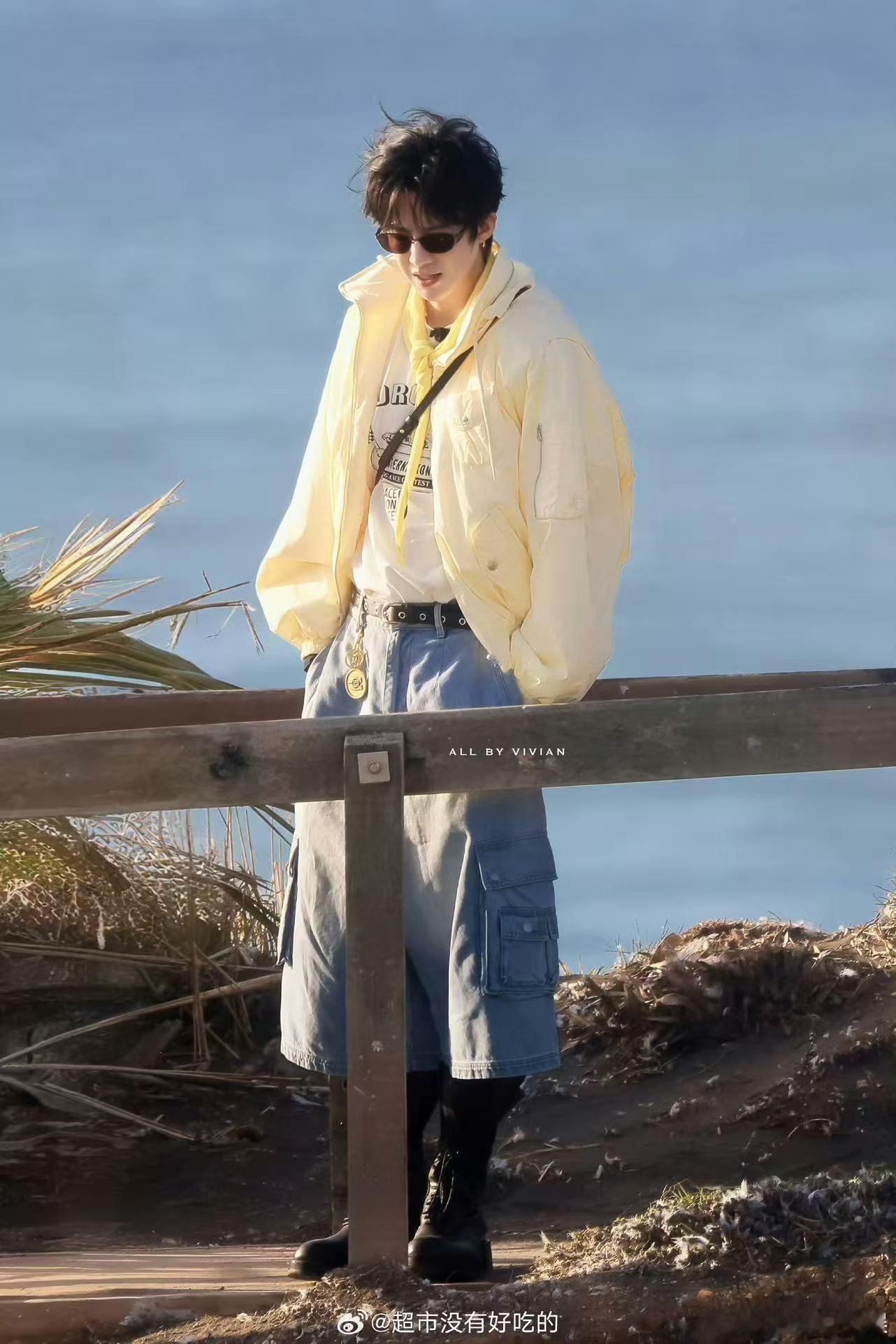 刘宇宁奶黄外套刘宇宁奶黄包look刘宇宁奶黄包look，好看，