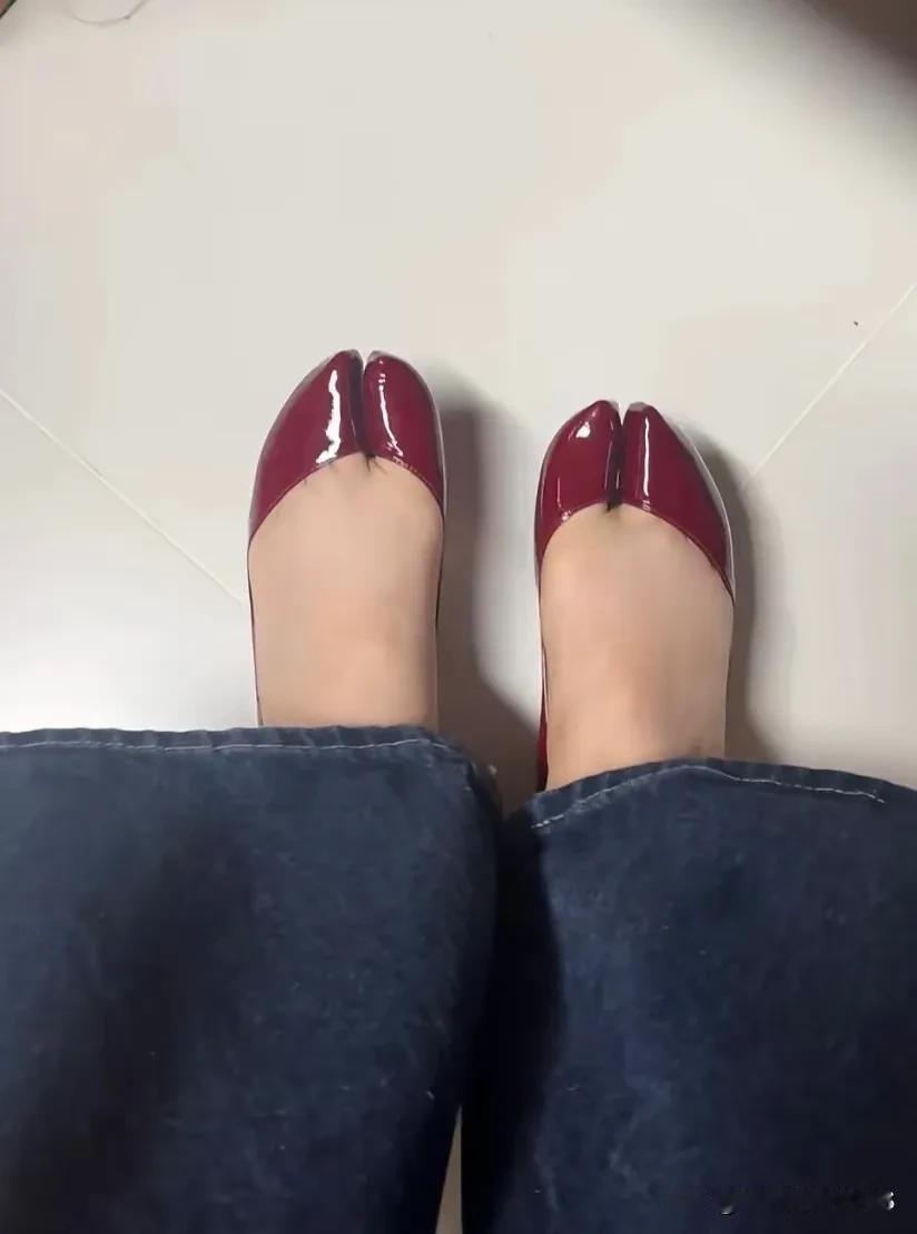 哈哈姐妹，这猪蹄鞋的审美可能真的需要一点勇气！我猜买它的动机大概是：穿搭需要一点
