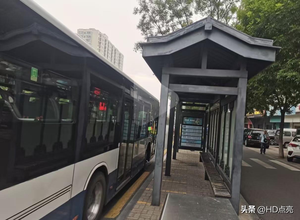 太原市主干道公交站的遮阳棚和长条座椅，给我的印象非常深刻。有图为证！