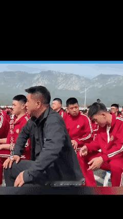 看了好几遍
感触颇深
虽然只是一件“小事”…
却暴露了两个学生的人品差距和行为的