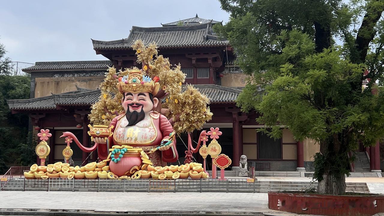 超市里，顾客大声争论“买二送一”的算法，我笑着点头，迅速结账离开。酒桌上，朋友义