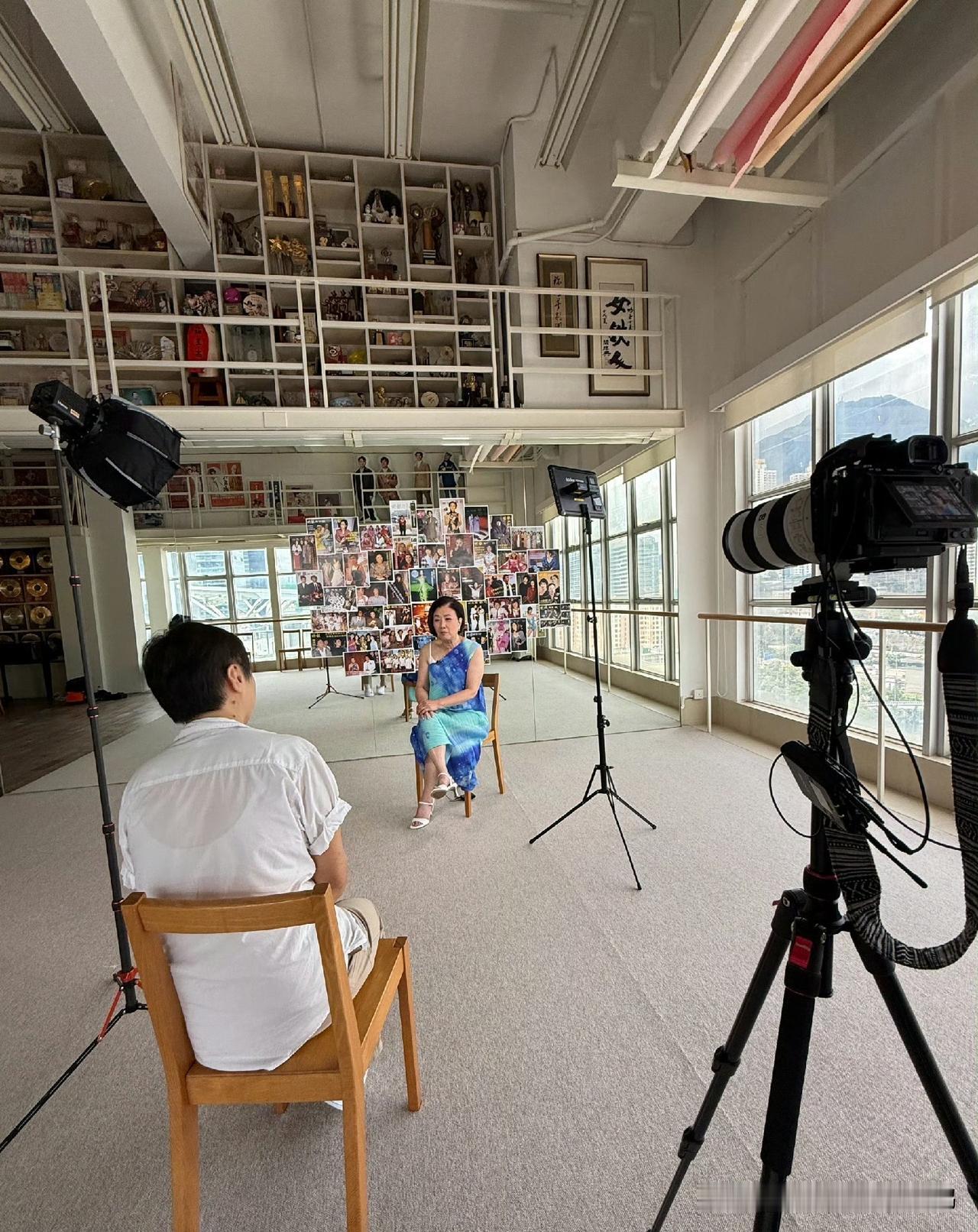 汪明荃晒明周采访路透，背景墙藏了半个世纪演艺回忆，粉丝：摄影师出来挨打

近日，
