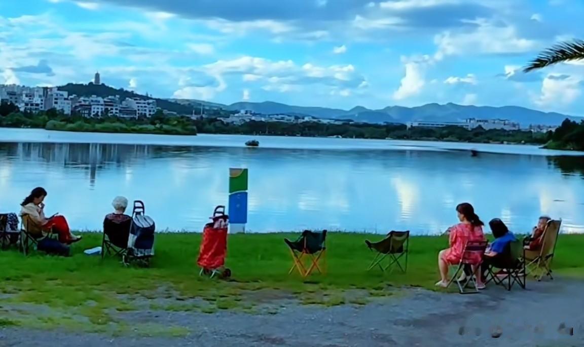 夏天到了如何避免中暑高温天气尽量减少午后外出。出门做好防晒，备好饮用水，少量多次