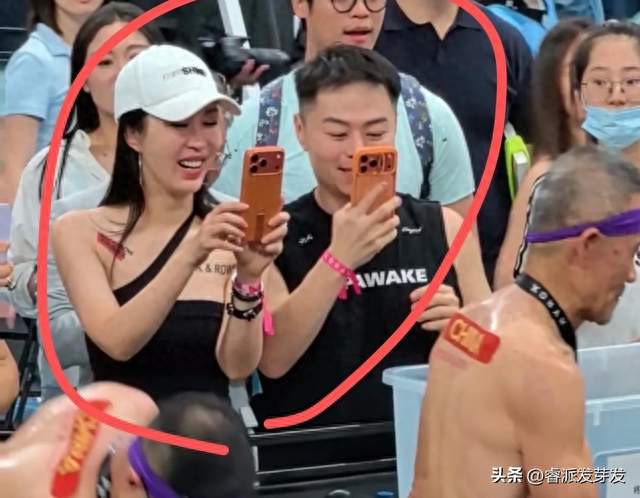王石心真大！老婆跟帅哥手贴手，网友：别成第二个王宝强