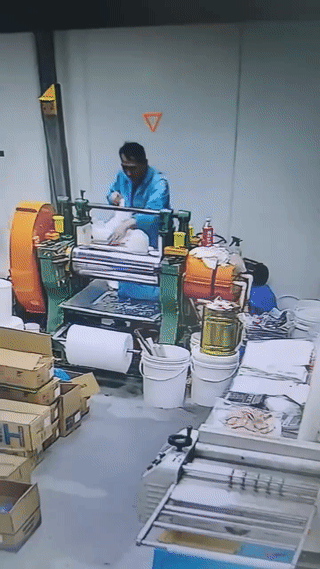 男子操作滚压机时突然不慎夹到一只手！
虽然他及时关掉机器电源，但是他的手仍然被机
