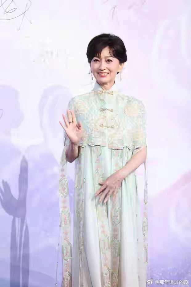 倪萍赵雅芝同框亮相红毯倪萍与赵雅芝携手现身红毯，倪萍一身黑色宽松长裙温润慈祥。赵