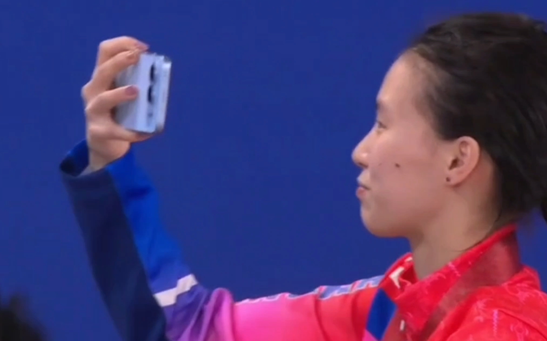 在刚刚结束的第十五届全运会跳水女子10米跳台决赛上，陈芋汐以五轮总分412.30