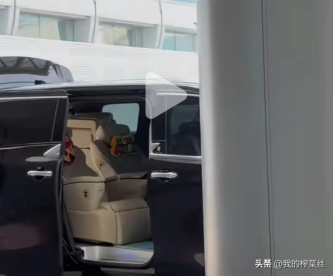 莎莎抵达长沙了！
现在除了楚钦还没到，其他人应该都到了吧？
今天的莎莎穿着条纹上