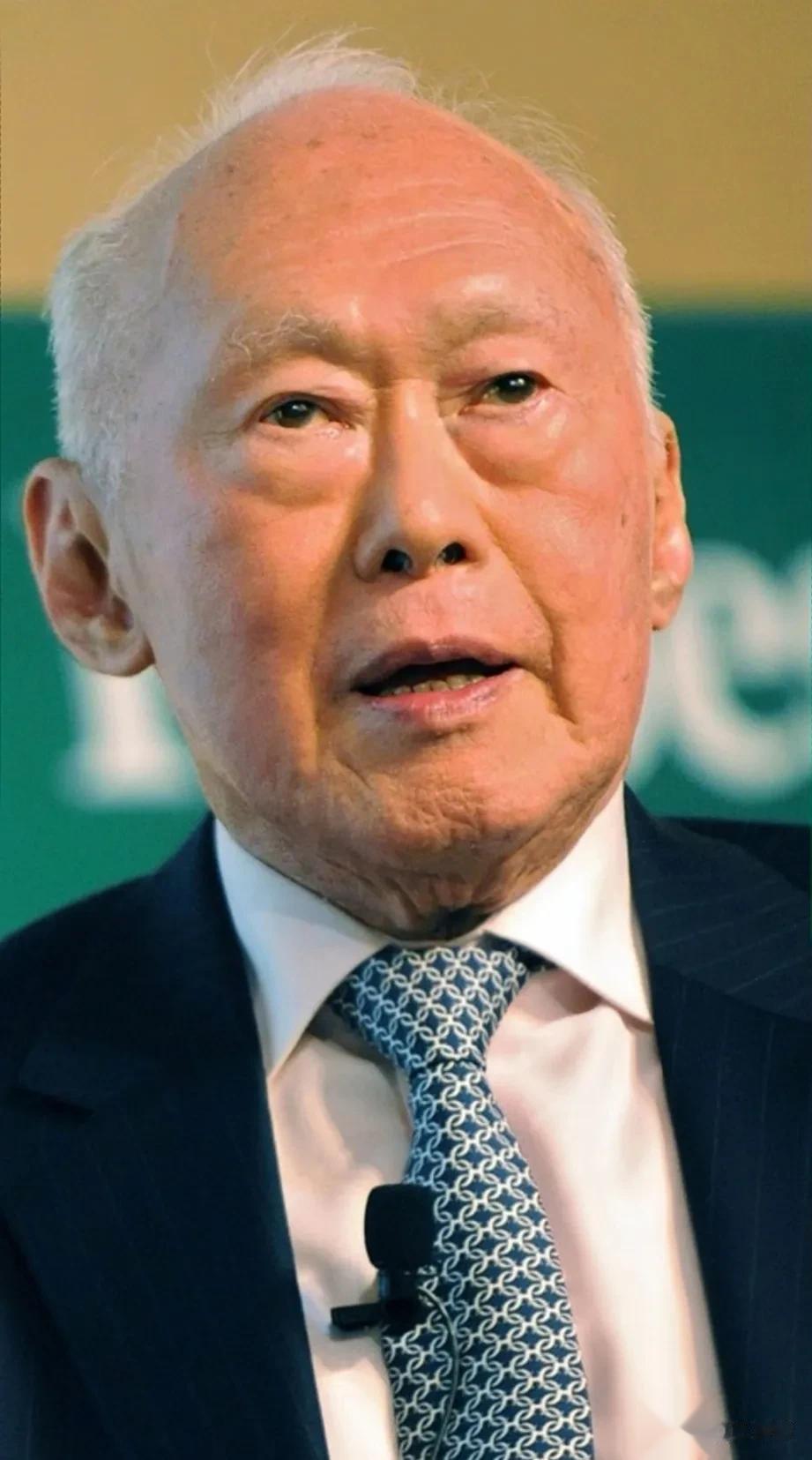 主持问李光耀:你们新加坡，面积只有700多平，人口500来万，但是没人敢欺负，您