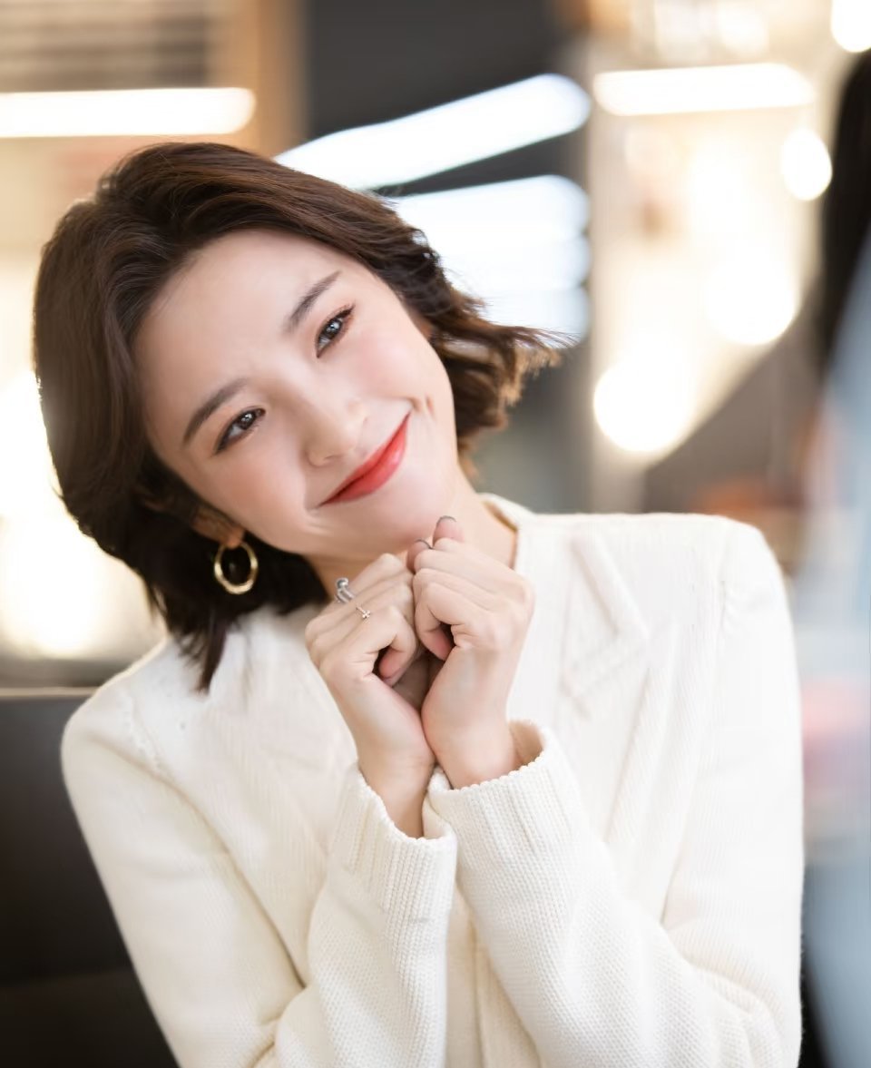 唐艺昕咋这么可爱笑起来元气满满，唐艺昕的可爱与生俱来，难怪越看越心动~