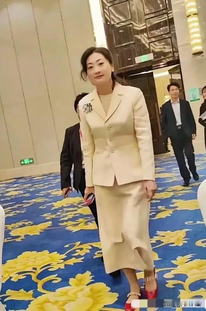 宗馥莉这体格，不是一般男人可以驾驭！她净身高1米75，骨架子大，既有女性的柔美，
