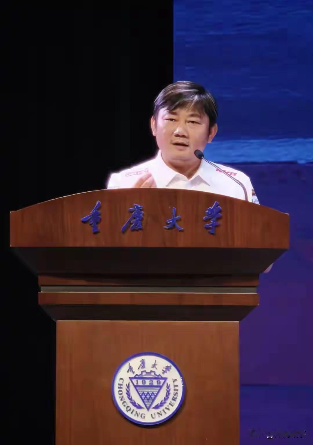 张雪一个初中毕业的草莽英雄站到了211重点大学重庆大学的讲台，他讲述了跟他工作十
