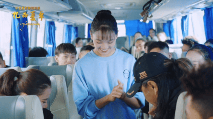 扎西夏卓舞蹈演员北舞PK快闪扎西夏卓演员北京街头快闪 没有聚光灯，却有满街的目光