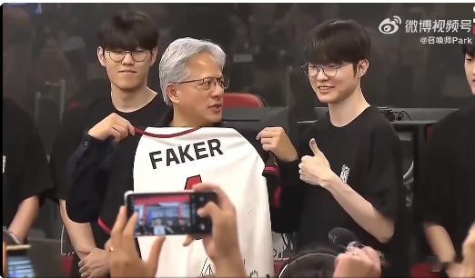 Faker送黄仁勋签名队服 恭喜老黄！成功和Faker大魔王见面，并获赠新鲜Fa