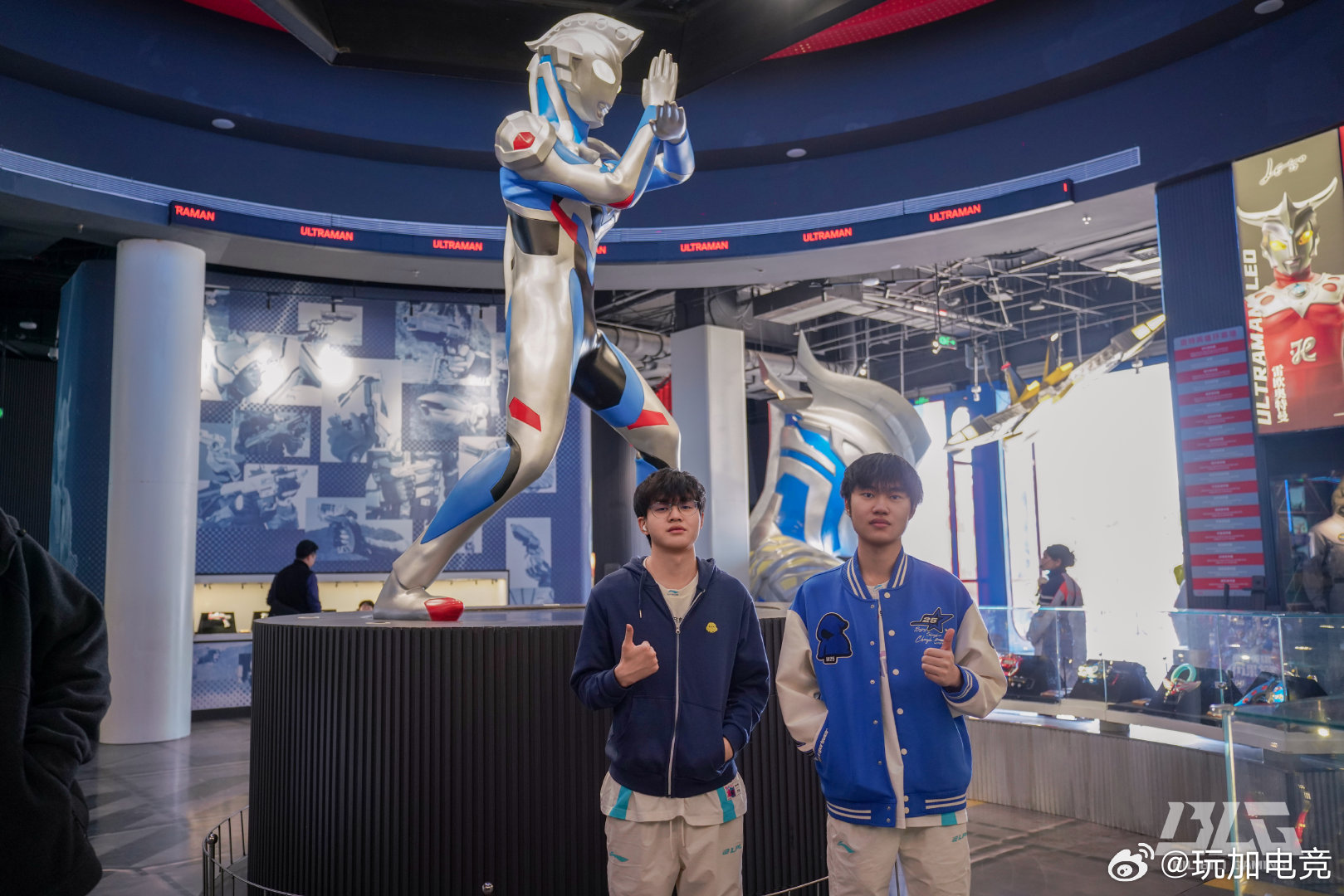 Xun哥这个冷脸萌【BLG公益返图】用奔跑传递陪伴，用拥抱传递爱，愿每一颗星星都