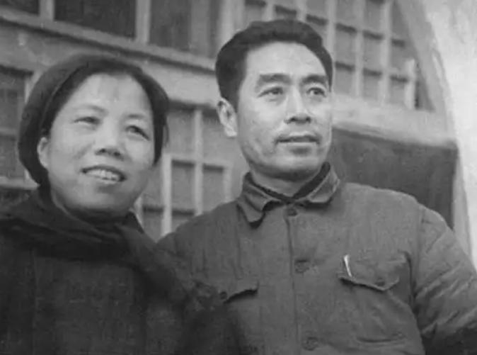 红军长征时，周总理患了阿米巴肝脓疡，这是一种极为少见的病，当时无法消毒，邓颖超只