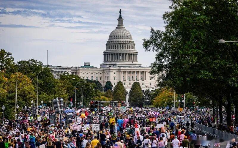 美国关税打自己脸，中国反击三十年没输过，下个回合谁先扛不住？
最近几年美国对中国