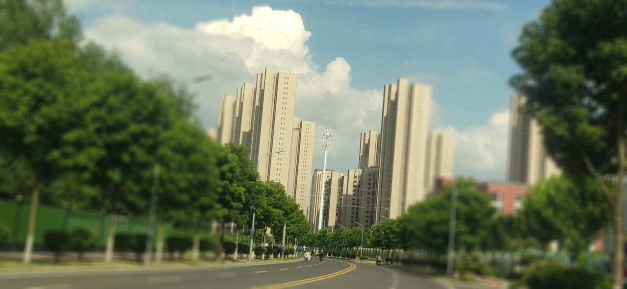 以简单的心，走自己的路，看自己的风景，过自己的生活。不羡慕也不嫉妒，不攀比也不强
