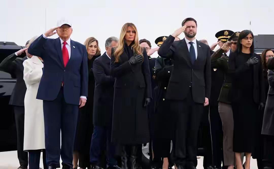 首批阵亡美军遗体被送回，遗体箱堆放显拥挤，高层打扮不符有原因，6名在伊朗无人机袭