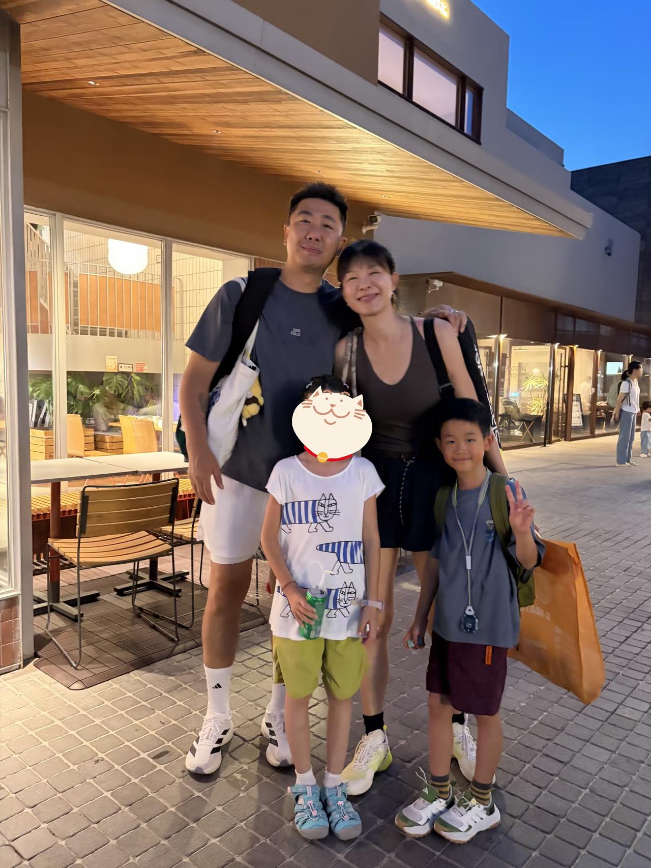 47岁李艾和老公儿子在河北阿那亚海边度假被偶遇，她的身材太好了，又高又瘦，整个人