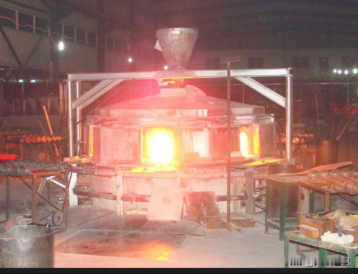 玻璃去哪
很多人只看到玻璃厂炉火通明，却不知道那背后是高温连续运转的重资产系统，