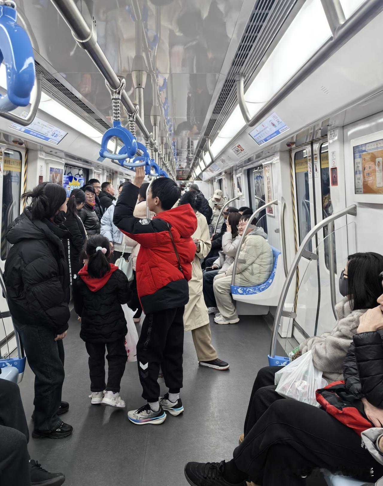 今年春节期间南通地铁，免费乘车，日均客流量大约18万人次，比平日客流量（15万人